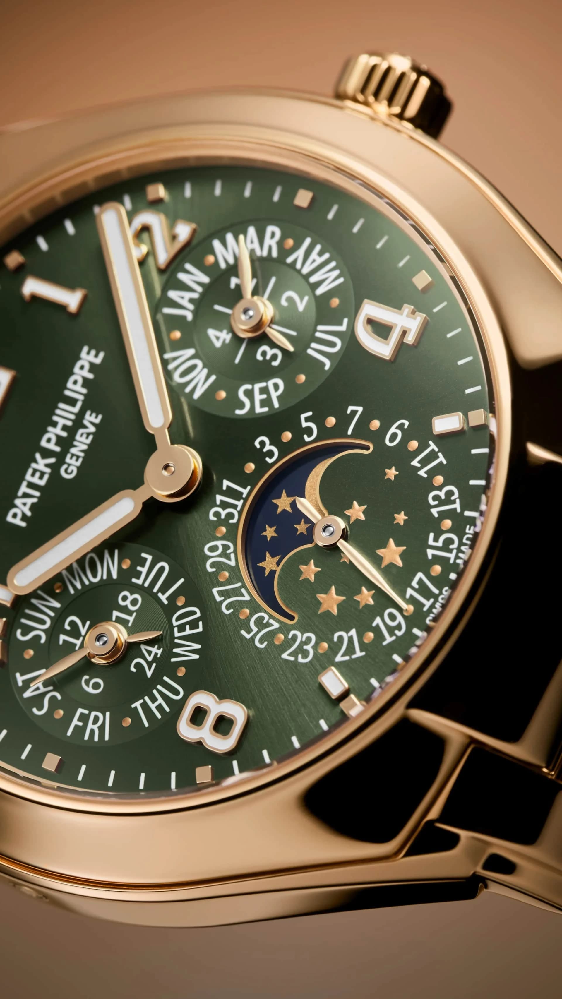 esfera verde de Patek Philippe con calendario perpetuo, indicador de fases lunares azul con estrellas doradas y subesferas de mes y día de la semana, en caja y manecillas de tono dorado