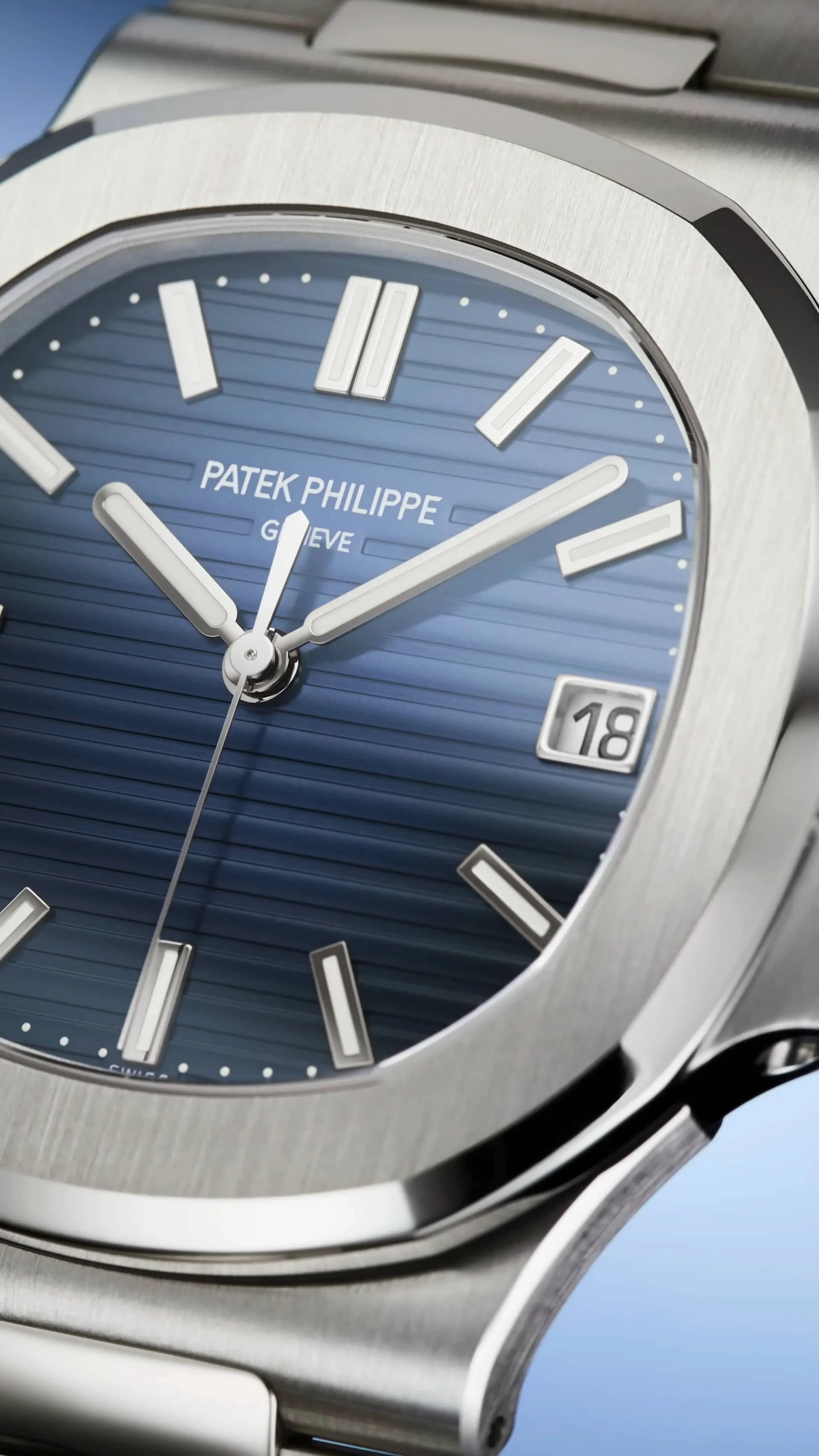 esfera azul texturizada de Patek Philippe Geneve con índices y bisel de acero, ventana de fecha a las tres