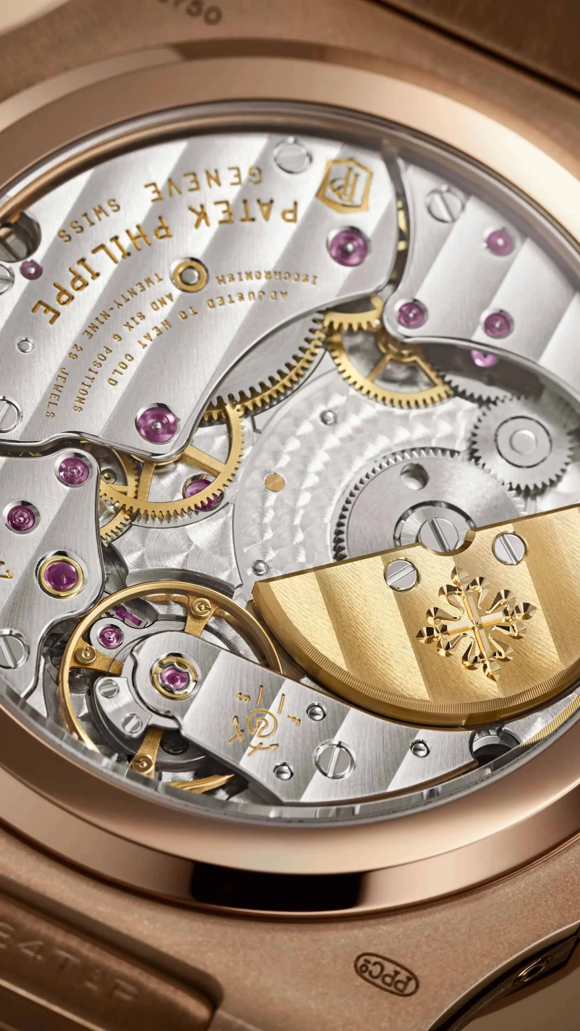 macro del movimiento a través del fondo de caja mostrando la masa oscilante dorada grabada con la cruz de Calatrava, puentes con acabado en rayas de Ginebra, rubíes y la inscripción Patek Philippe Genève