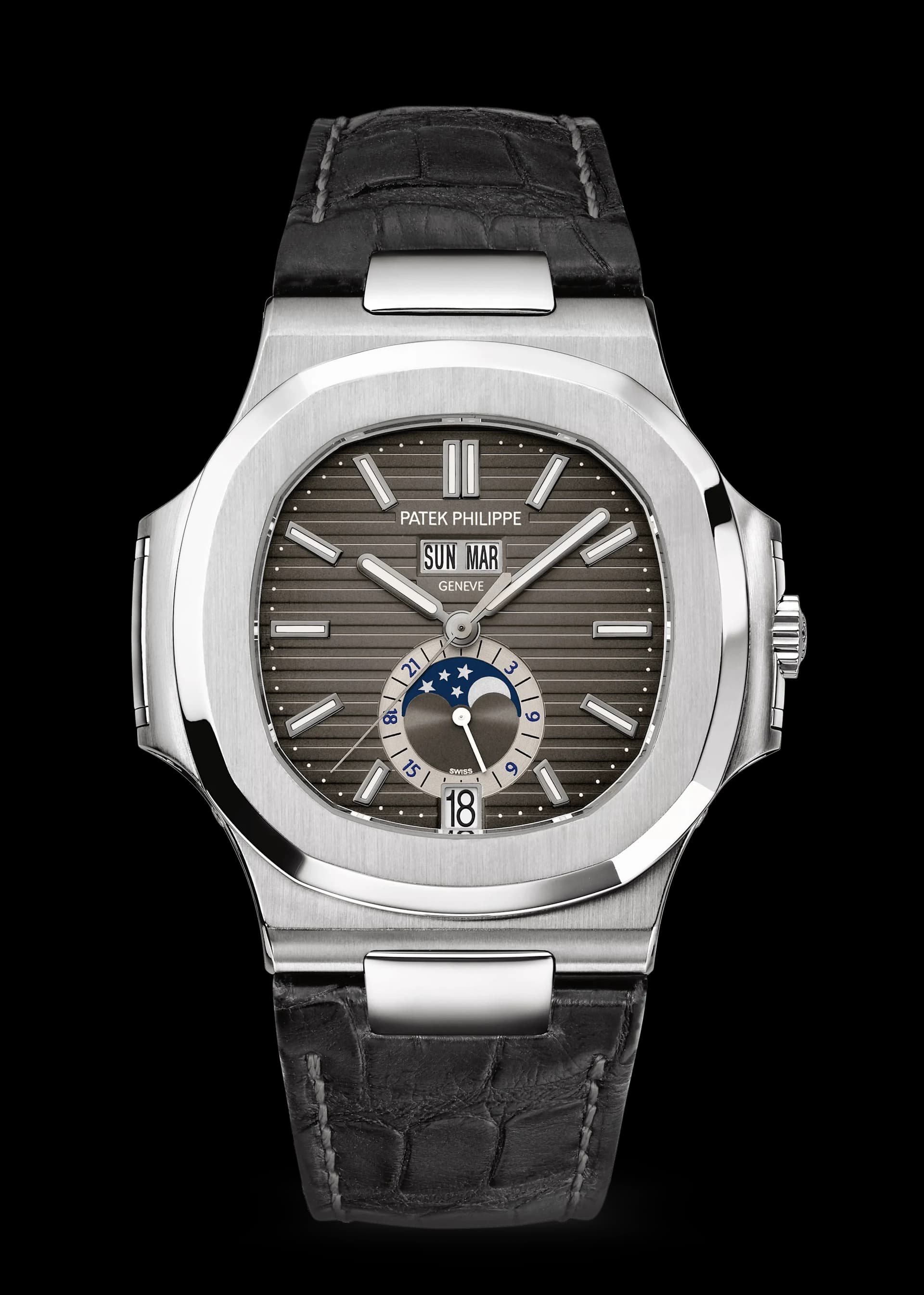 reloj Patek Philippe Nautilus de caja de acero con esfera gris con motivo horizontal, indicador de fase lunar, día y mes, fecha y correa de piel negra