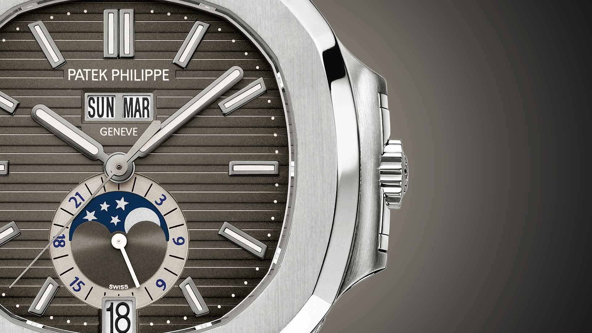 primer plano de la esfera gris con calendario anual y fase lunar de un reloj Patek Philippe en caja de acero