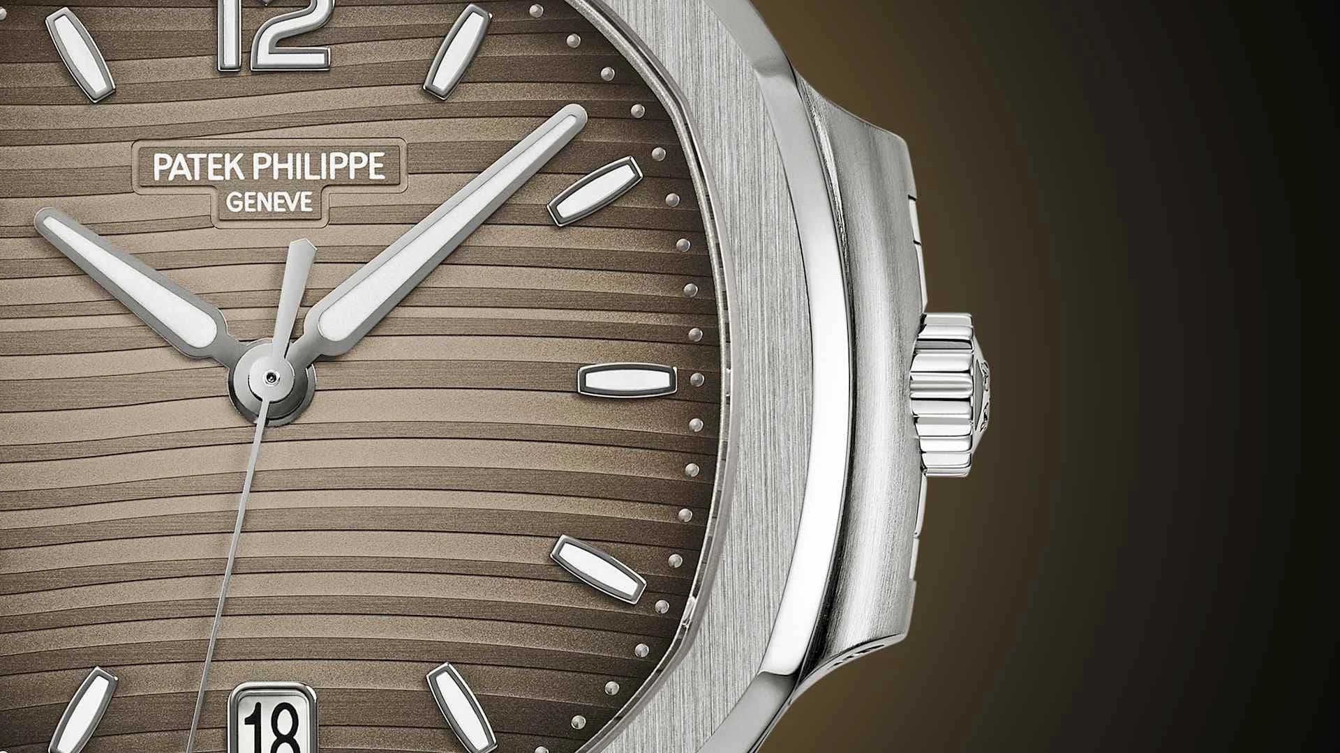 primer plano de la esfera degradada marrón con textura horizontal, índices aplicados y corona de un reloj Patek Philippe con caja de acero