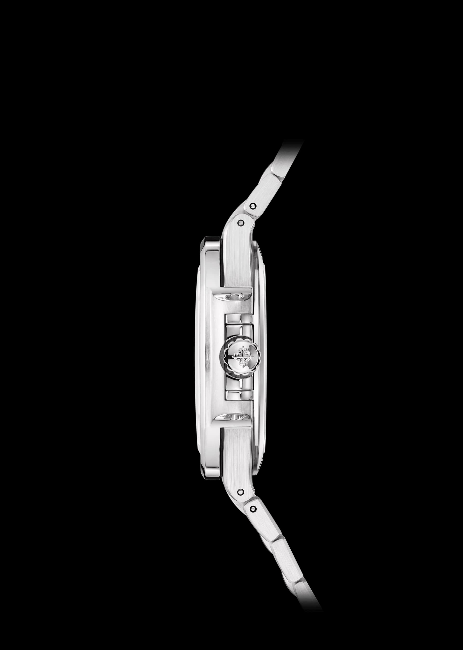 reloj de acero visto de canto mostrando la corona con logotipo grabado y el brazalete metálico articulado