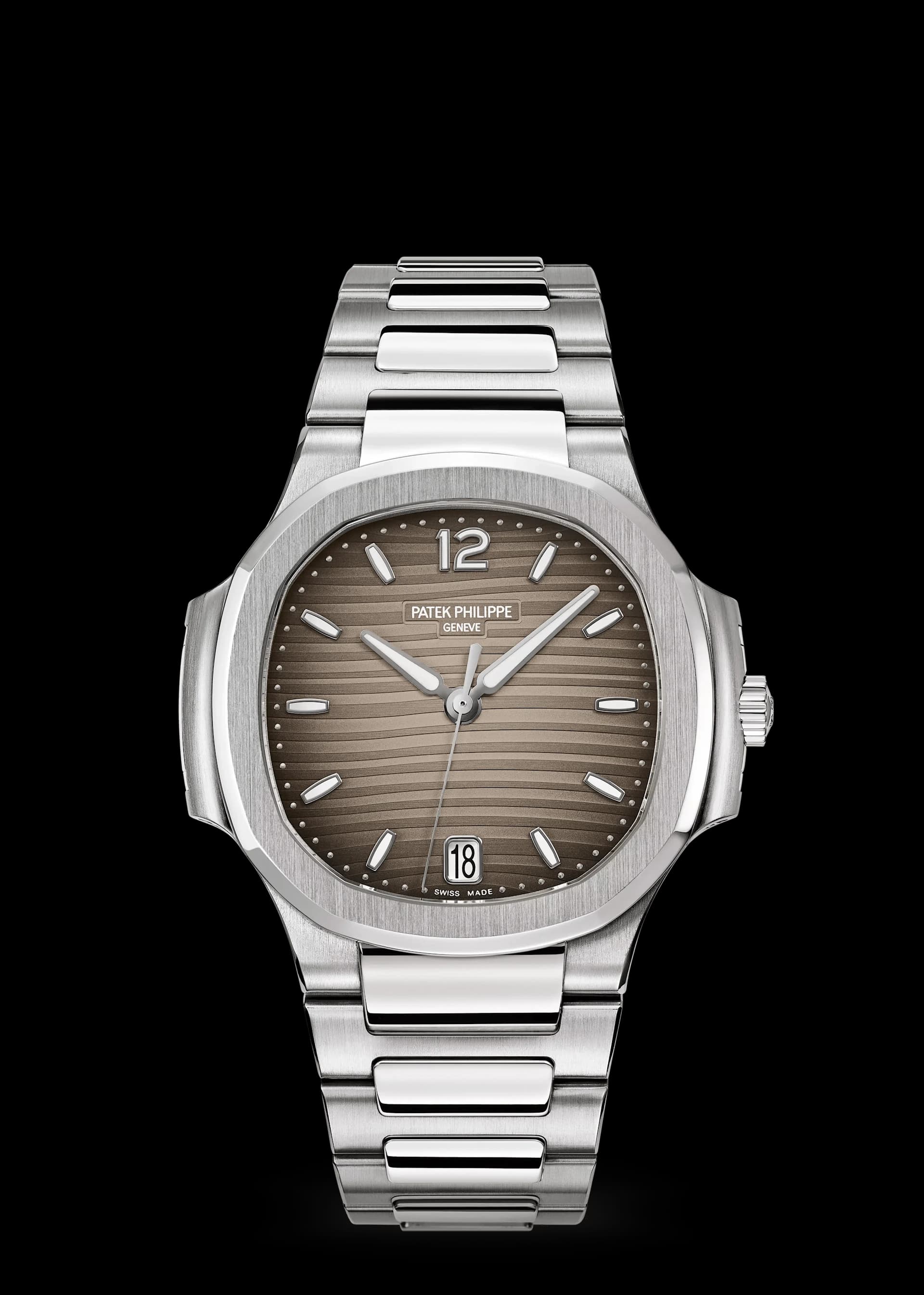 reloj Patek Philippe Nautilus de acero con esfera marrón texturizada, índices aplicados, ventana de fecha a las 6 y brazalete integrado de acero