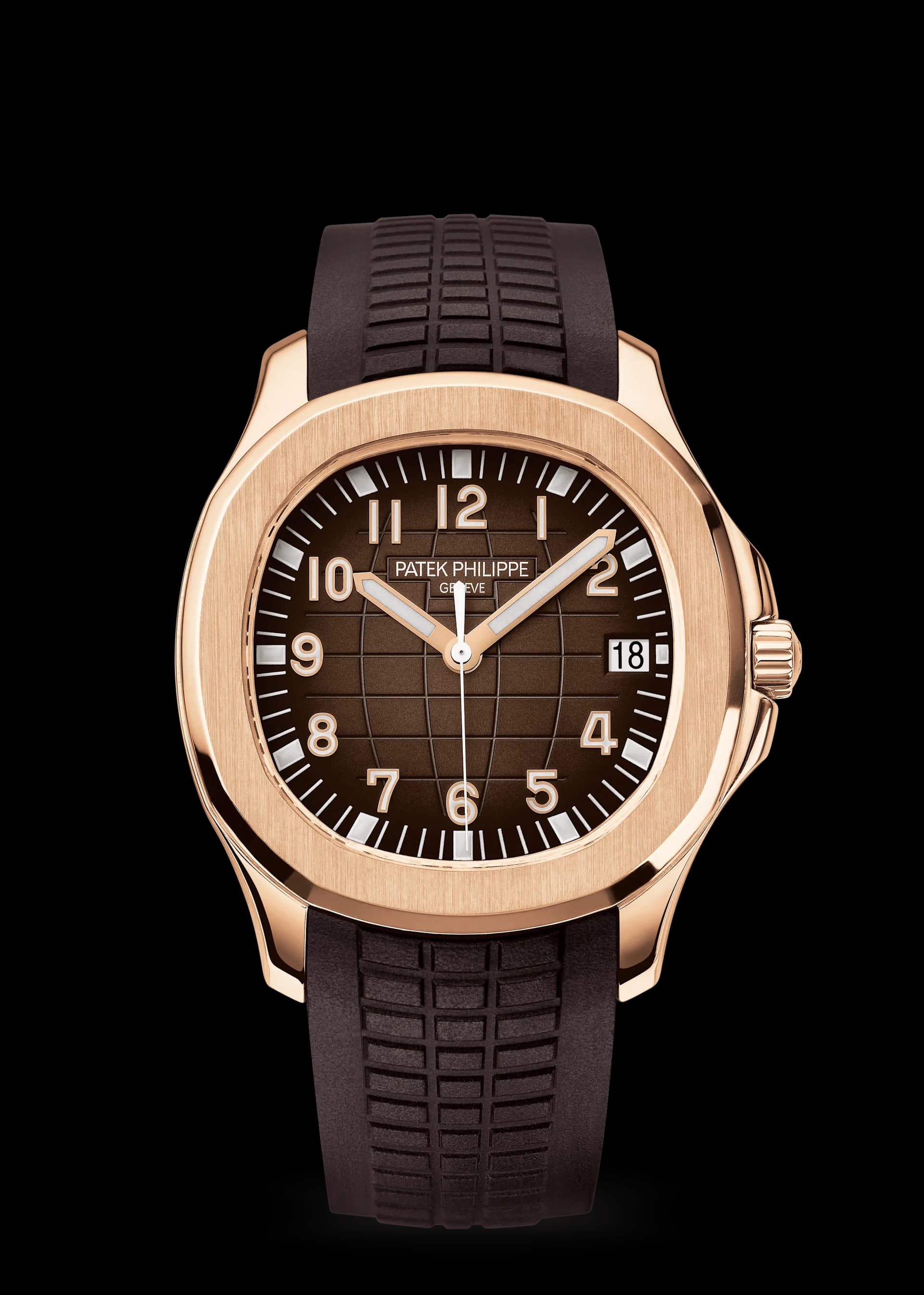 reloj Patek Philippe Geneve con caja de oro rosa, esfera marrón con patrón de cuadrícula, numerales arábigos, ventana de fecha a las 3 y correa de caucho marrón
