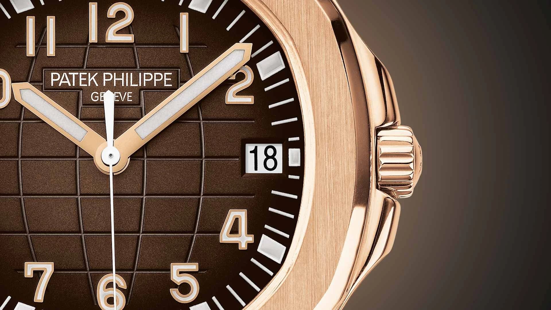 primer plano de la esfera marrón texturizada Patek Philippe con corona en caja dorada y ventana de fecha marcando 18