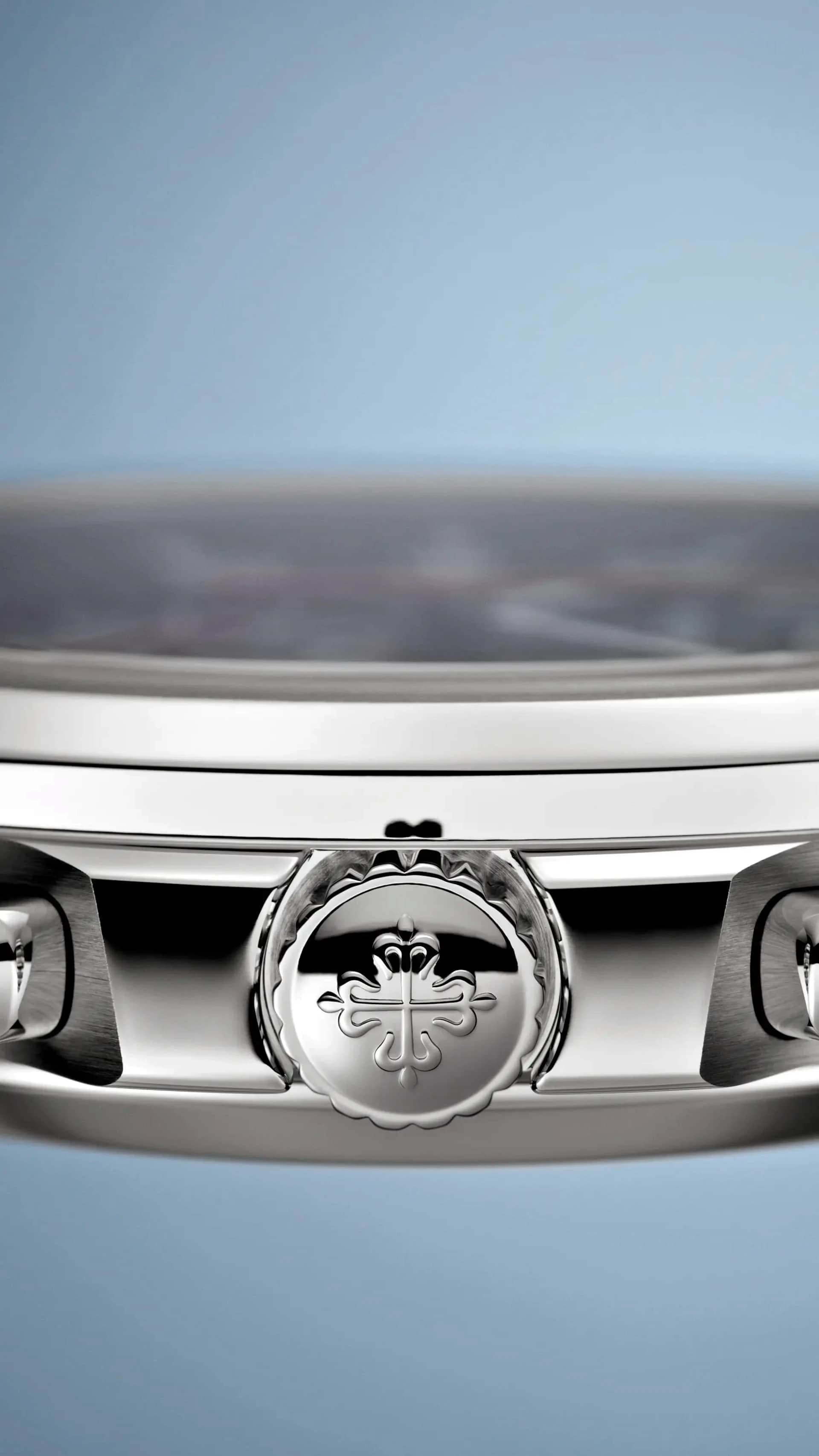 macro de la corona de cuerda con la cruz de calatrava grabada en un reloj de acero