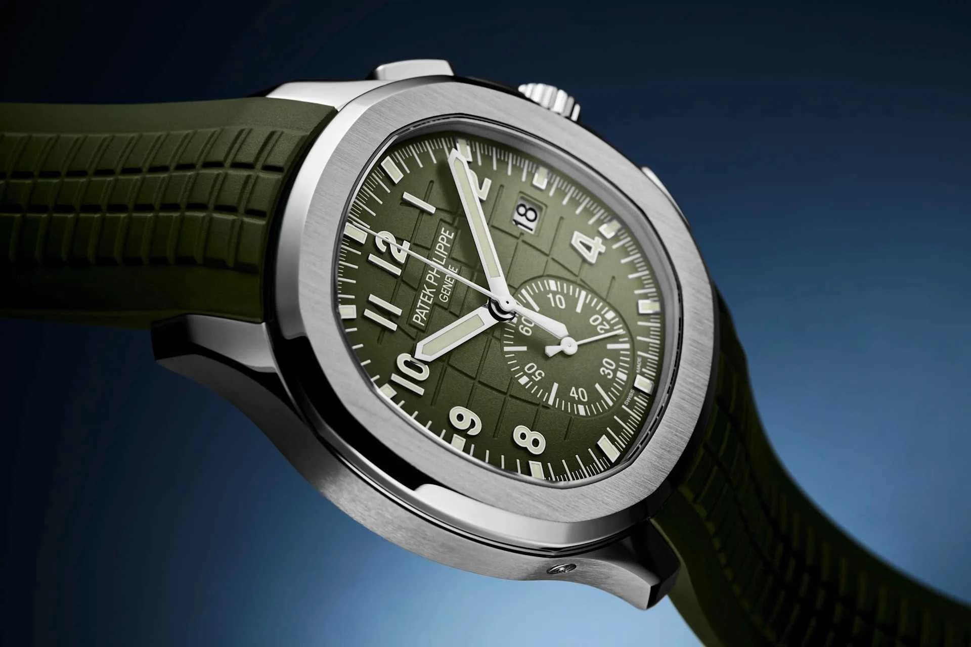 reloj con caja de acero y esfera verde con contador y ventana de fecha, correa de caucho verde con textura