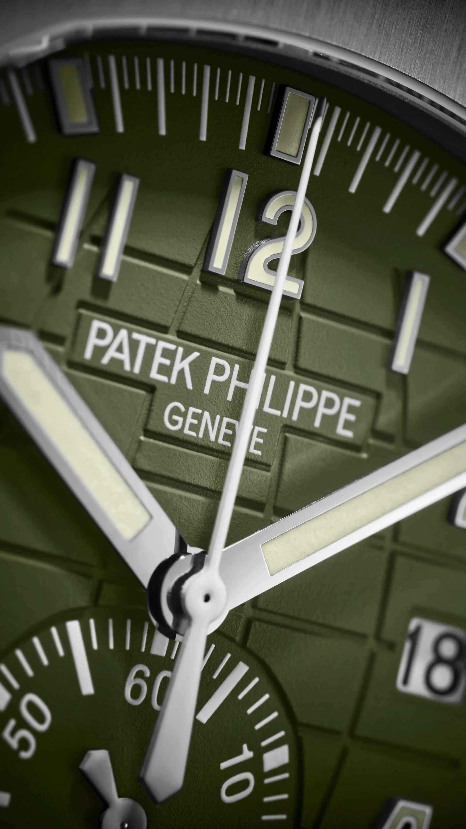macro de la esfera verde texturizada de un Patek Philippe con índices luminiscentes y firma Patek Philippe Genève