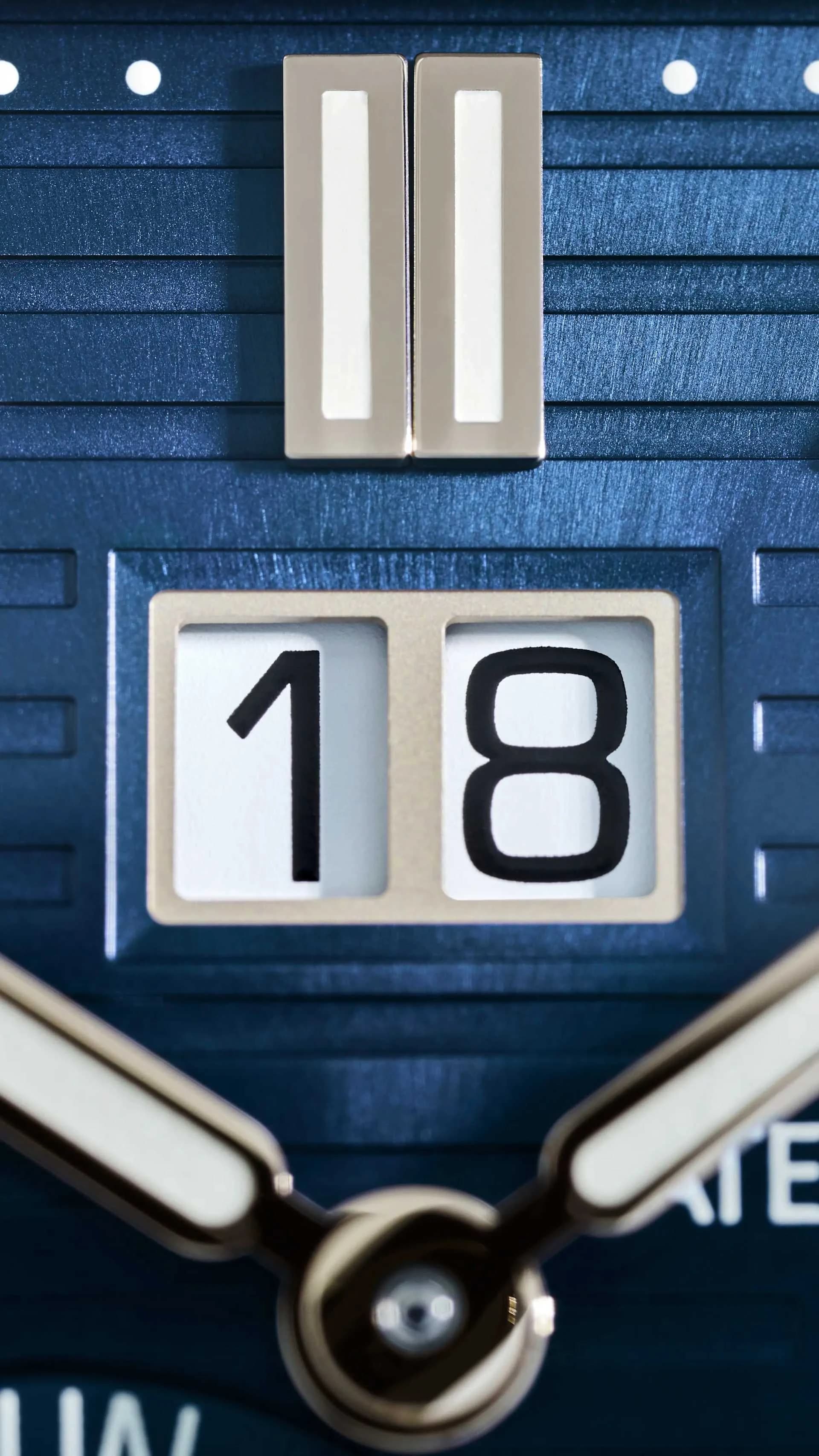 macro de la ventana de gran fecha con los números 18 y las agujas sobre esfera azul con índices aplicados