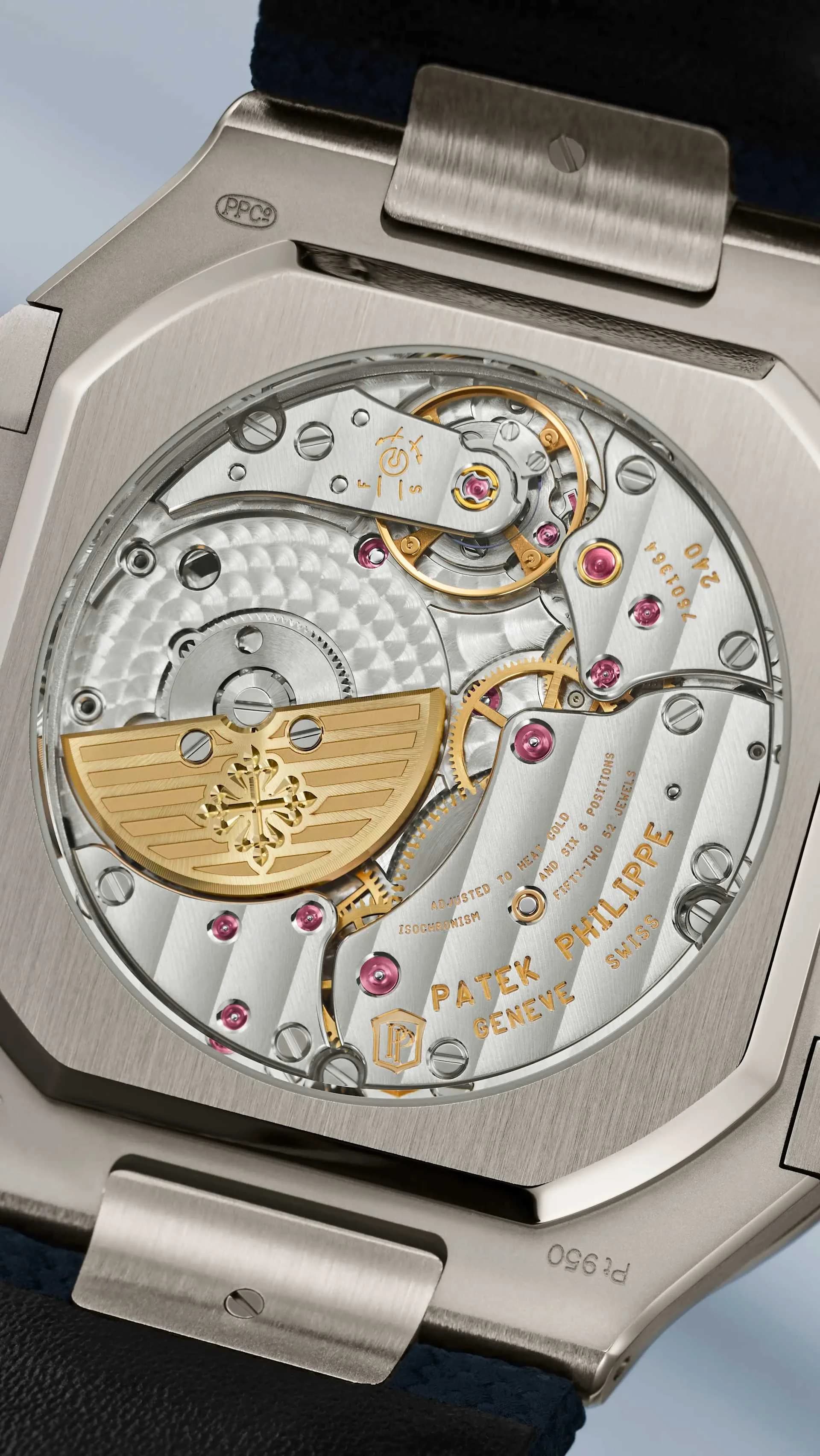 fondo de caja transparente que muestra el movimiento Patek Philippe con masa oscilante dorada grabada y puentes decorados con perlage y rayado