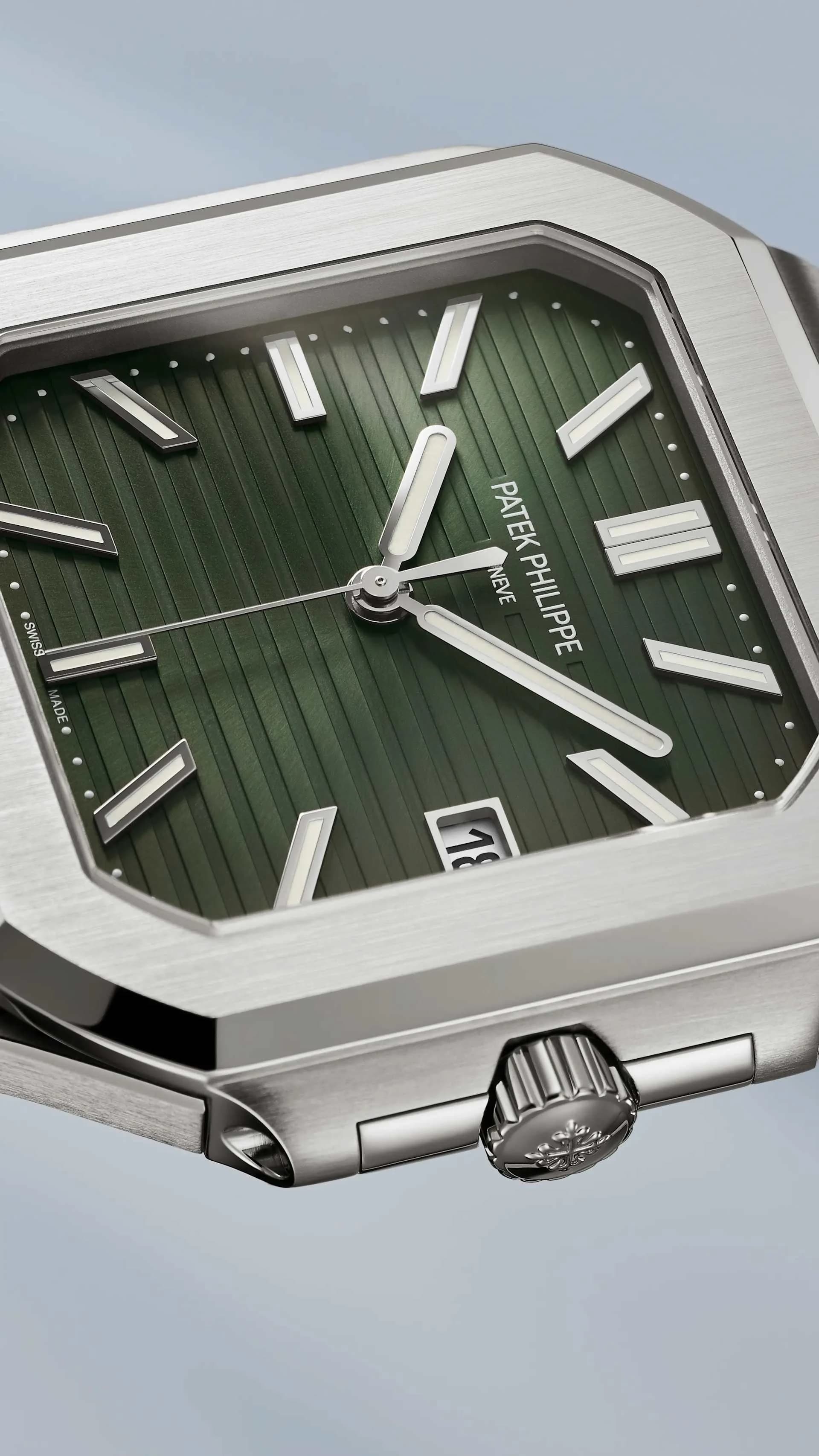 reloj de caja cuadrada en acero con esfera verde texturizada en rayas verticales, índices aplicados y ventana de fecha a las seis