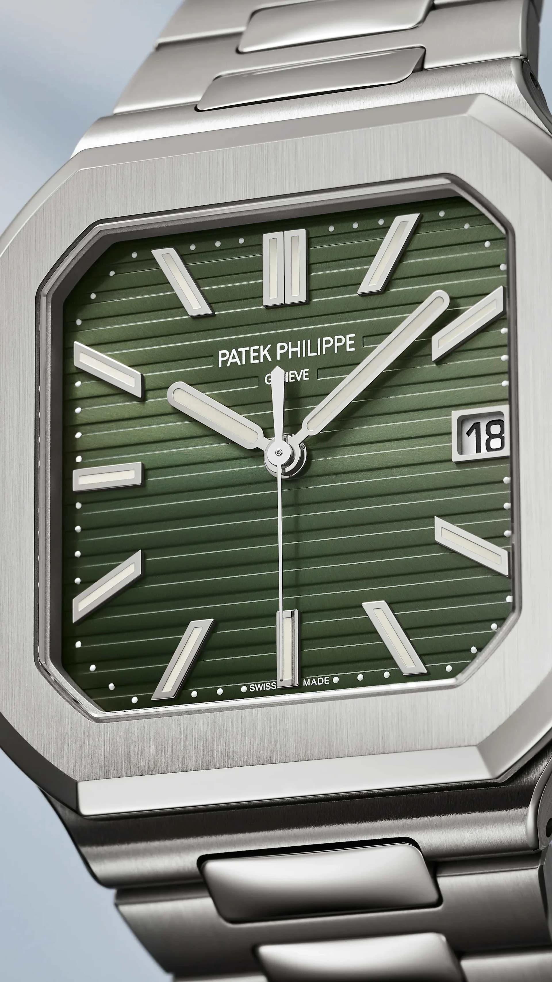 esfera verde acanalada de reloj Patek Philippe con caja octogonal de acero, índices aplicados y ventana de fecha a las tres