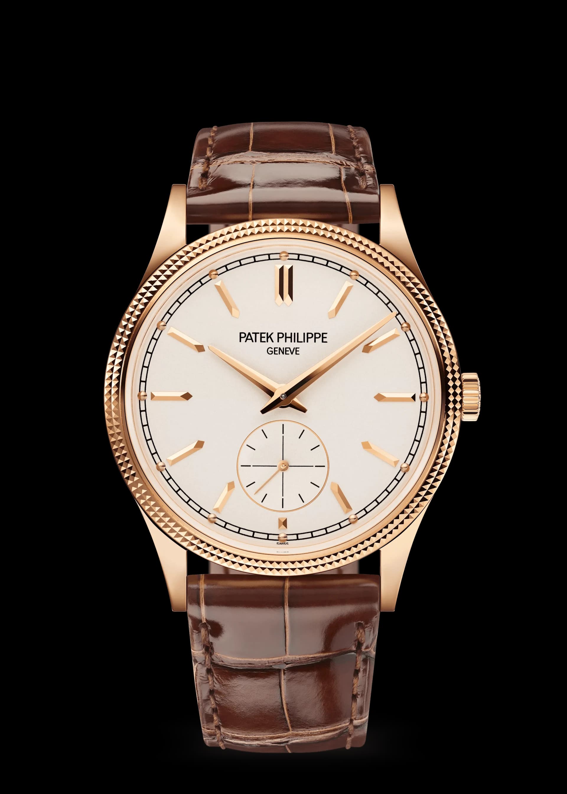 reloj Patek Philippe Geneve con esfera blanca, bisel decorado en clous de paris, agujas y numerales en tono dorado, subesfera de segundos a las seis y correa de cuero marrón con costuras