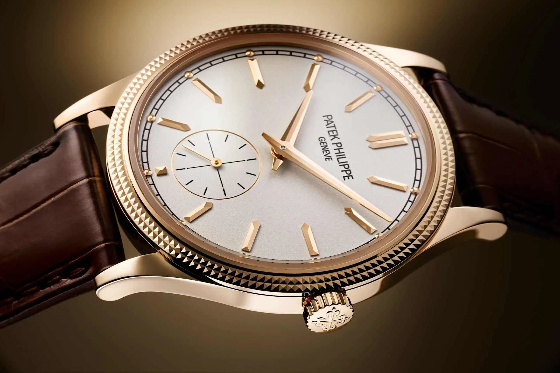 reloj Patek Philippe Geneve con esfera plateada, bisel decorado en relieve de tipo clou de Paris, agujero de segundero a las nueve y correa de piel marrón