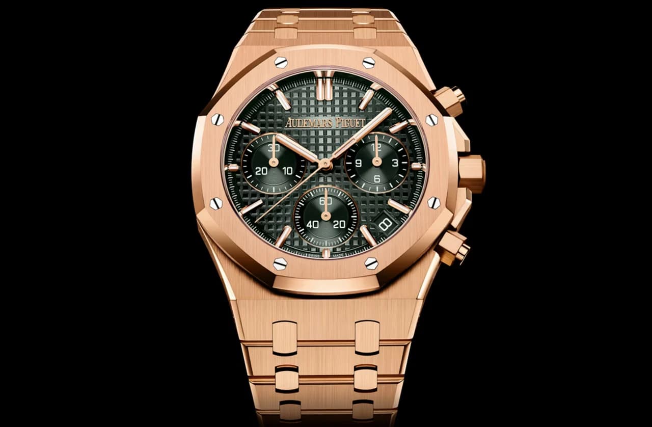 reloj de oro rosa con bisel octogonal, esfera verde con tres subesferas de cronógrafo y brazalete integrado del mismo tono