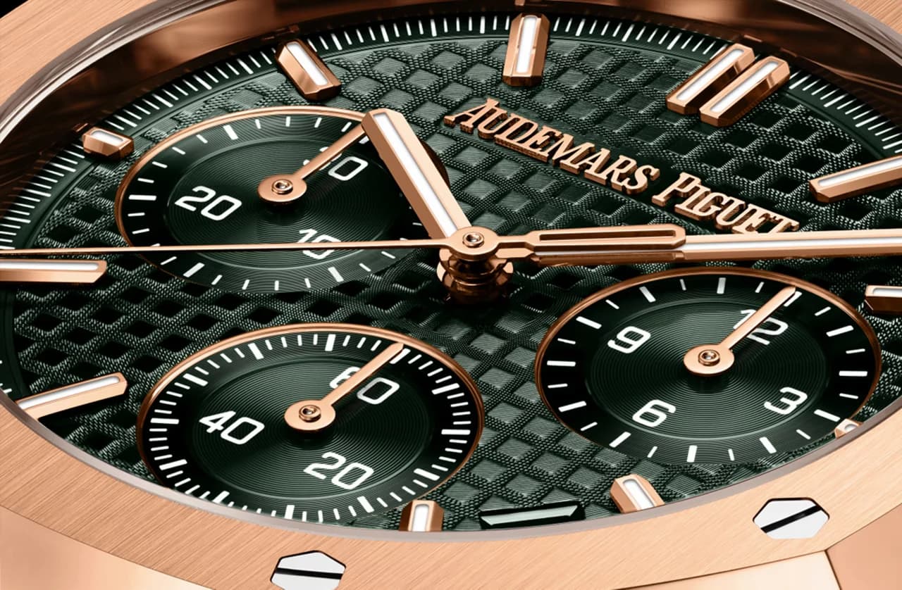 macro de la esfera verde con motivo de tapiz de un cronógrafo Audemars Piguet Royal Oak en caja dorada, mostrando tres subesferas y agujas doradas