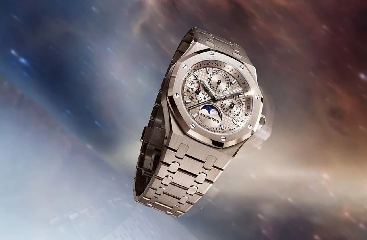 reloj Audemars Piguet Royal Oak con calendario perpetuo y fase lunar, caja y brazalete metálicos y bisel octogonal, sobre fondo de nebulosa estelar
