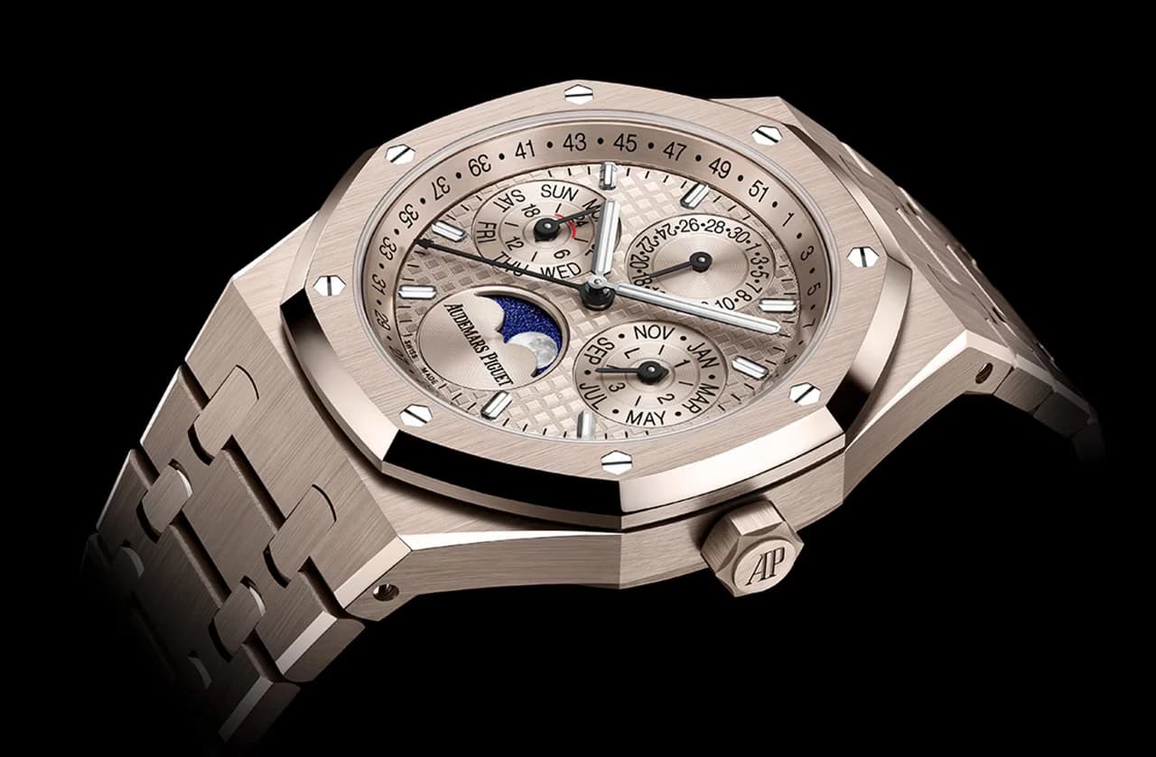 reloj de oro rosa con bisel octogonal, calendario perpetuo, fases lunares azules y brazalete integrado sobre fondo negro