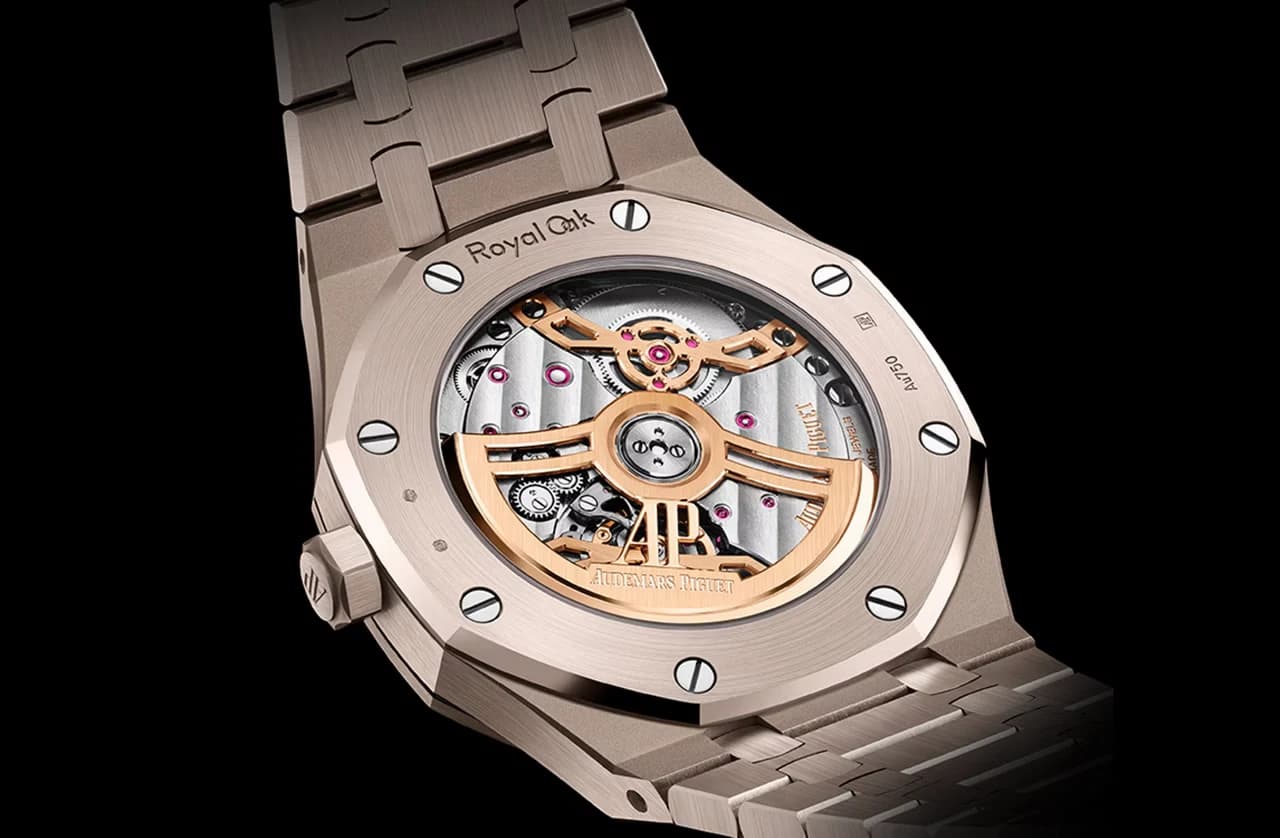 fondo de caja transparente de un reloj Royal Oak mostrando el movimiento con masa oscilante dorada grabada con las iniciales AP