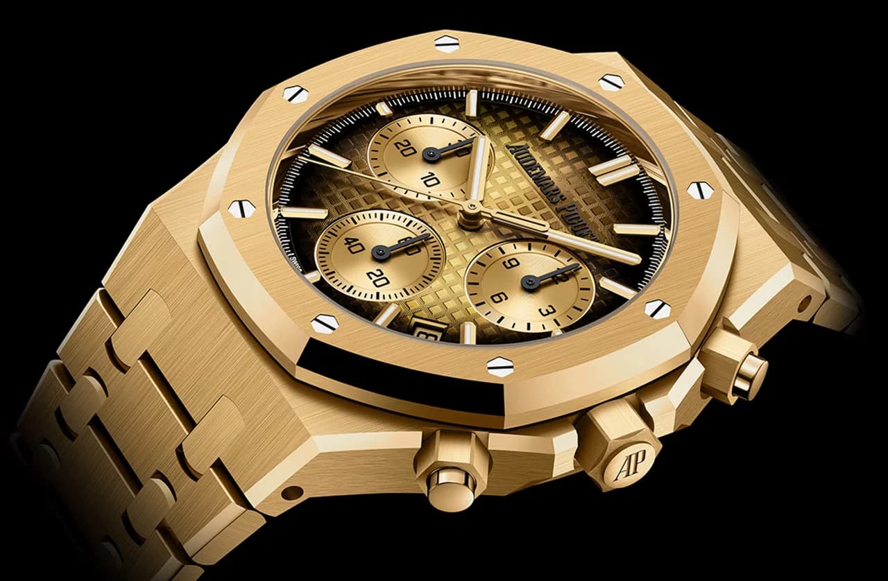reloj cronógrafo dorado con bisel octogonal, tres subesferas y brazalete integrado del mismo tono