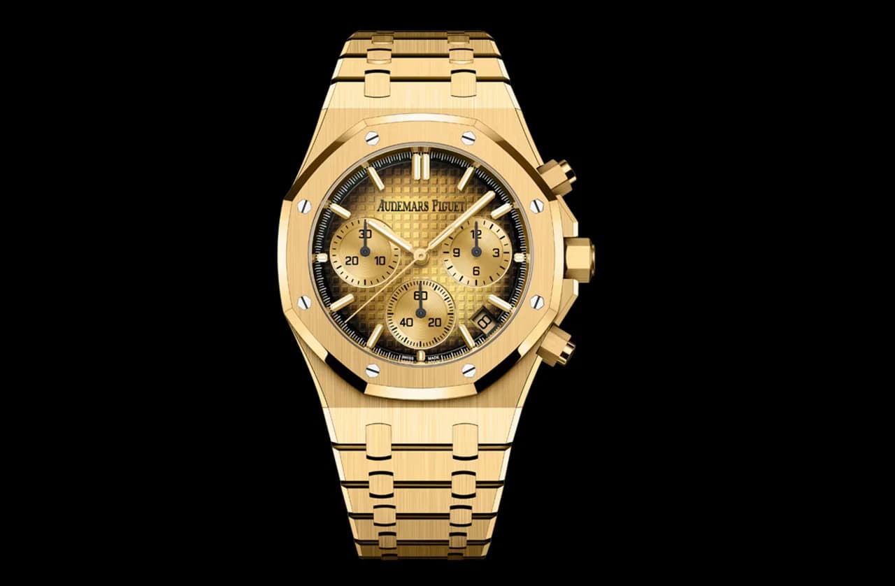 Reloj cronógrafo de oro con esfera texturizada en degradado, bisel octagonal con tornillos visibles y brazalete integrado del mismo metal